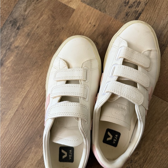 Veja Women's Cream and Pink Velcro Sneakers RECIFE LEATHER WHITE GUIMAUVE - Picture 8 of 11